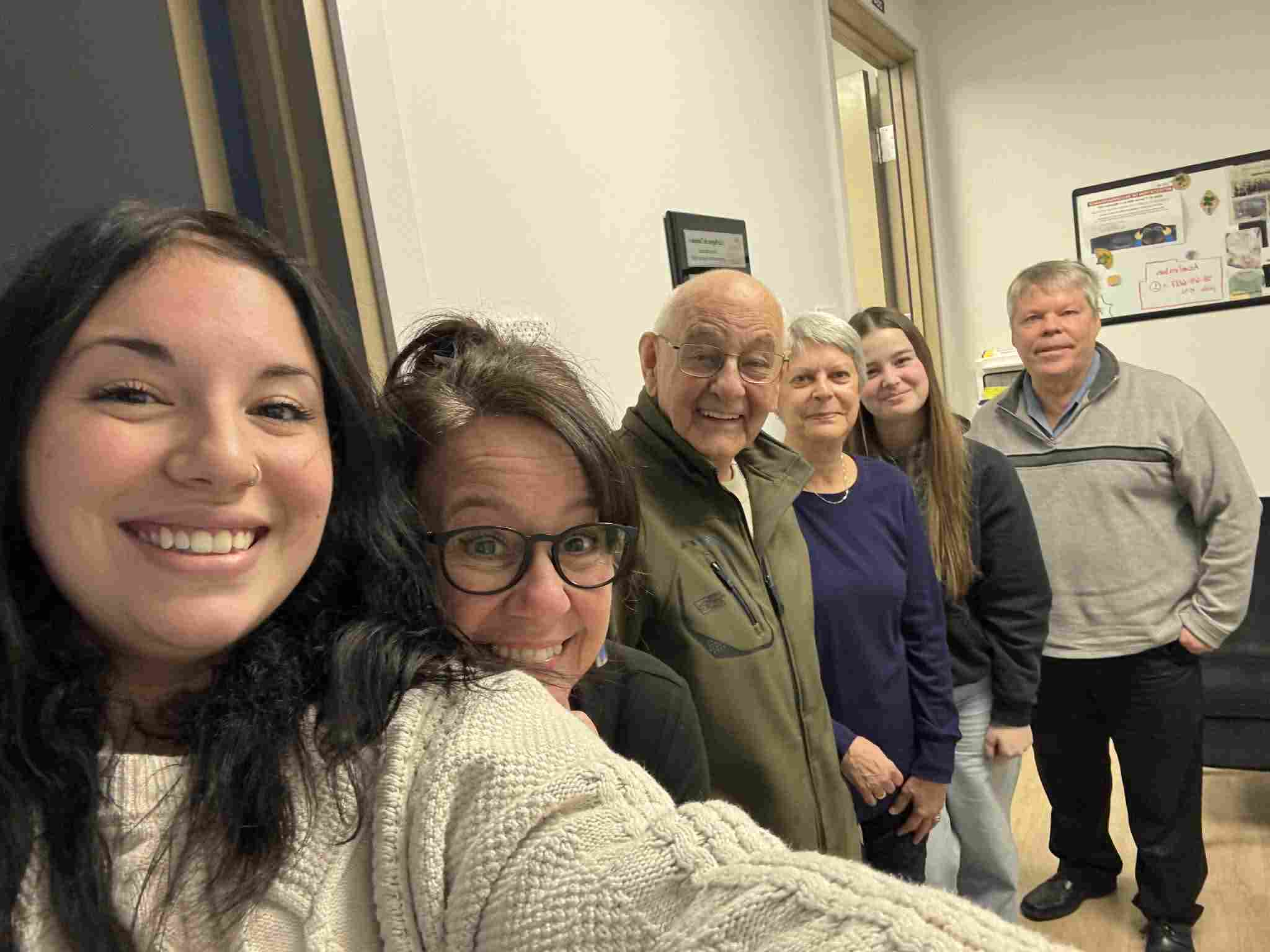 Frère Raymond Leclerc entouré des membres de l'équipe de Rayon de Soleil en 2026